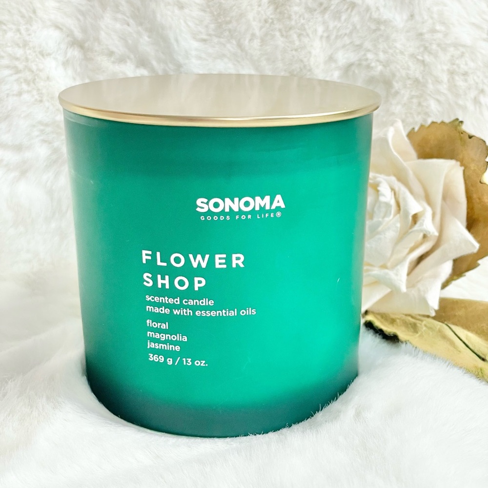 New with tags SONOMA FLOWER SHOP SCENTED CANDLE with Essential Oils. 13oz 3 wick